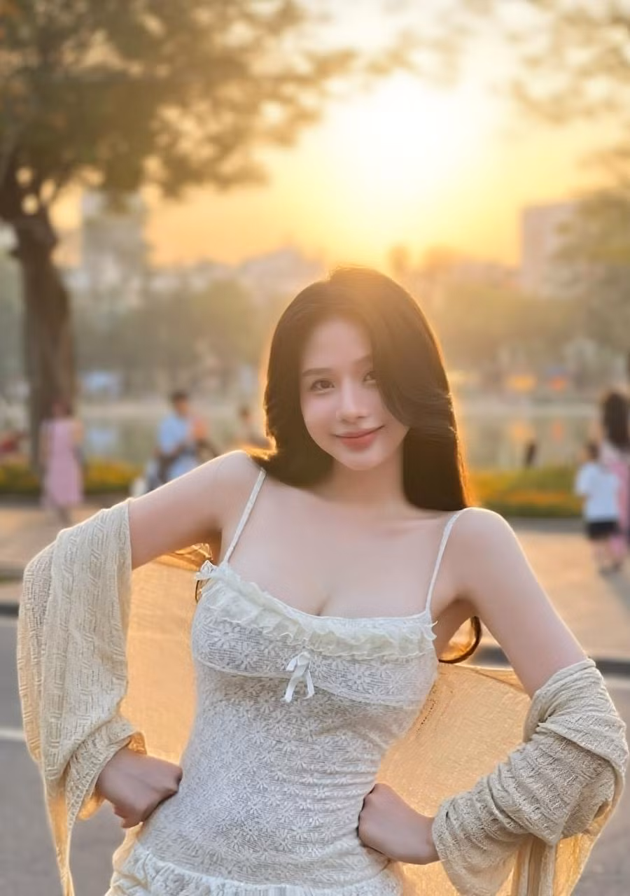 Huyền Trang theo đuổi hình tượng gợi cảm và nóng bỏng. Cô không ngần ngại khoe vóc dáng thon gọn của mình, dù là trước hay sau khi sinh con. (Ảnh: FBNV)