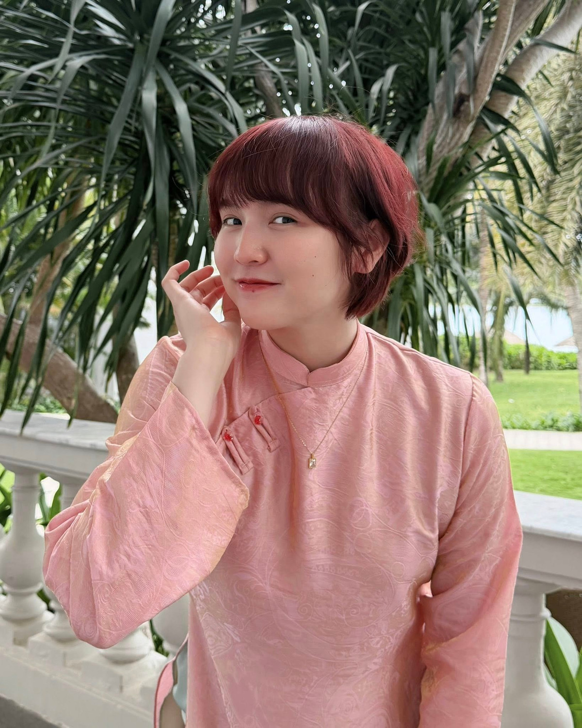 Dù tự nhận "mặt sắp thành 2 cái bánh chưng", nhưng qua ống kính, khán giả vẫn thấy một Hải Tú với đường nét thanh tú, nụ cười rạng rỡ và tràn đầy năng lượng tích cực. (Ảnh: FBNV)