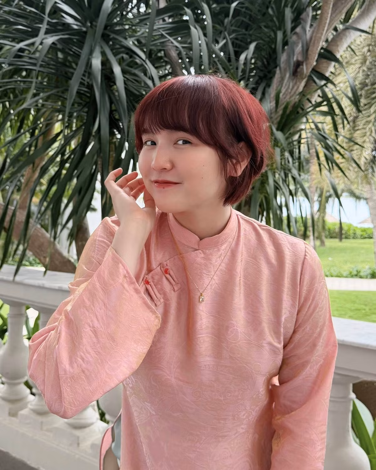 Dù tự nhận "mặt sắp thành 2 cái bánh chưng", nhưng qua ống kính, khán giả vẫn thấy một Hải Tú với đường nét thanh tú, nụ cười rạng rỡ và tràn đầy năng lượng tích cực. (Ảnh: FBNV)