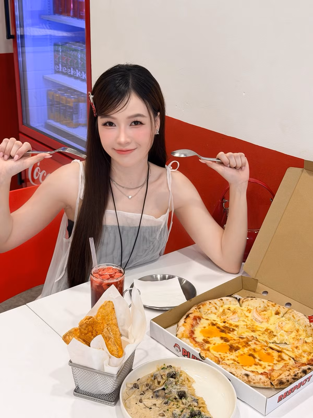 Chiếc vòng cổ mặt trái tim lớn màu đỏ là chi tiết lãng mạn, ngọt ngào, hoàn thiện vẻ ngoài như một "hot girl tuổi teen" thực thụ. (Ảnh: FBNV)