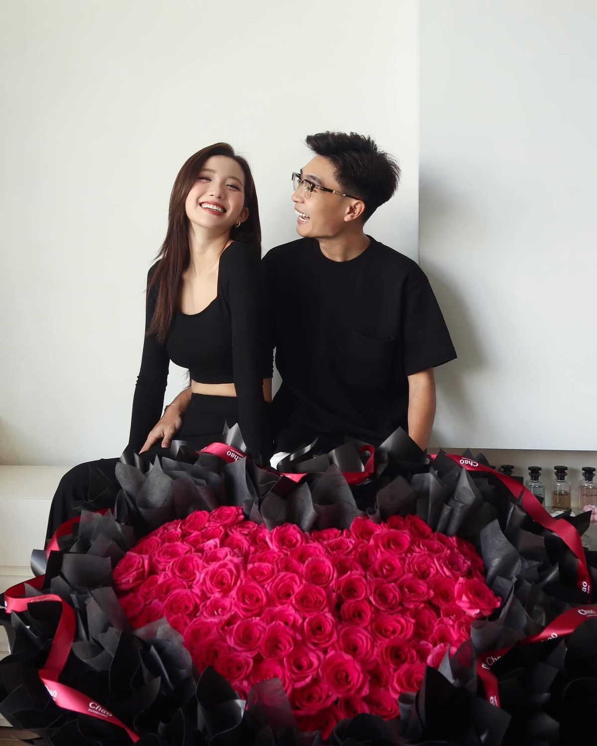 Duy Nhỏ và Huyền 2k4 kết hôn đầu năm 2023 và có một bé gái đáng yêu - tên Sam. Trên mạng xã hội trước đó, cả hai vẫn thường xuyên chia sẻ về cuộc sống hôn nhân ngọt ngào, viên mãn.