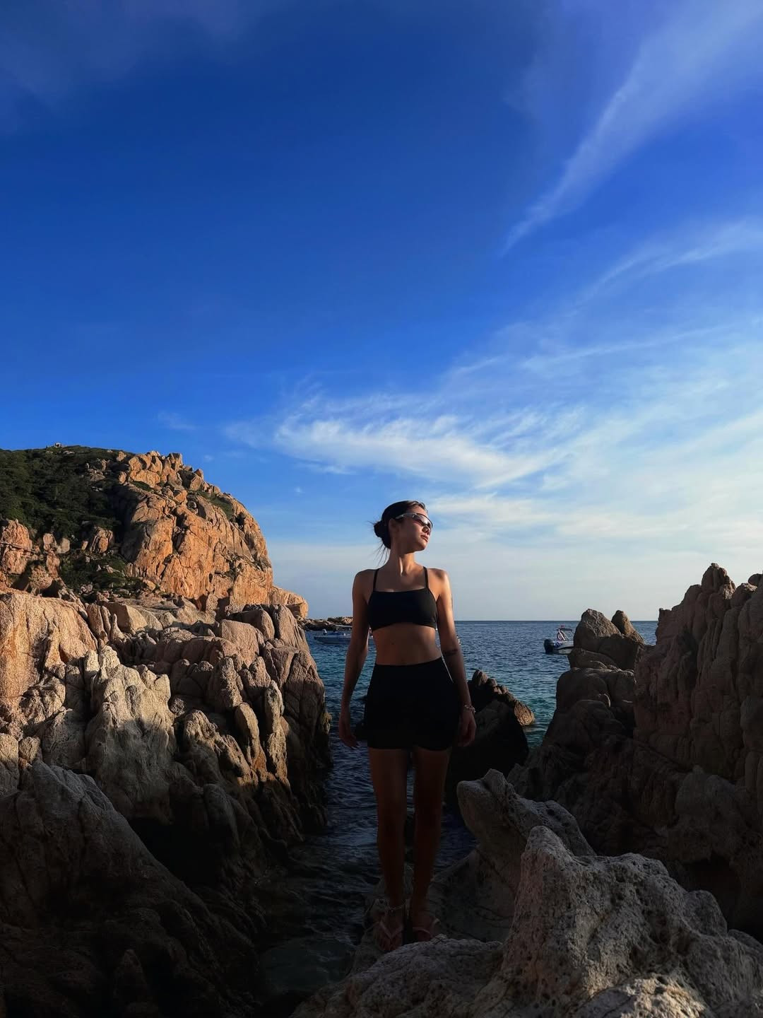 Phụ kiện kính râm và mái tóc búi cao gọn gàng giúp cô nàng trông vừa trẻ trung, vừa sang chảnh như một "fashionista" thực thụ đang tận hưởng kỳ nghỉ dưỡng xa hoa. (Ảnh: IGNV)