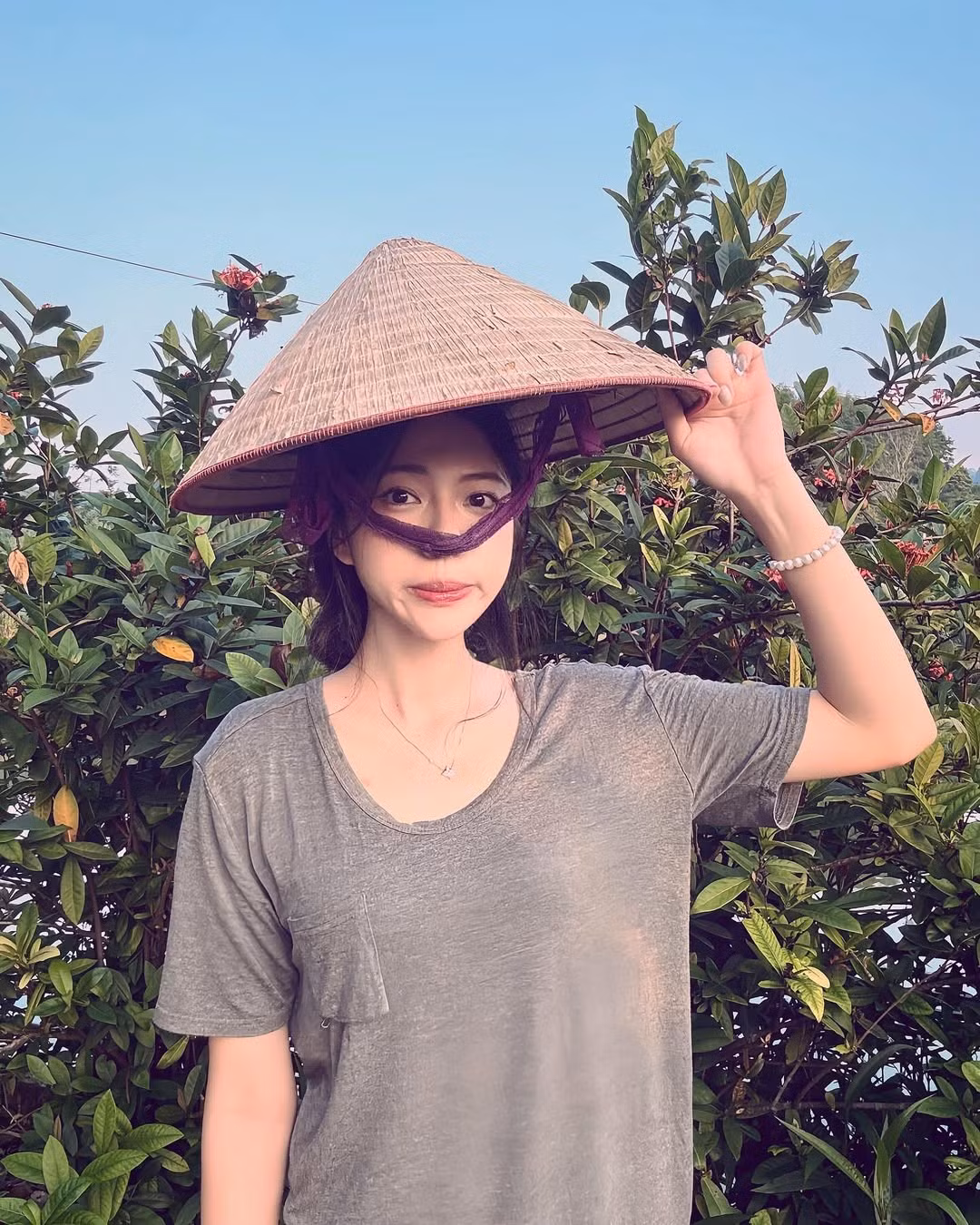 Nụ cười hiền lành, ánh mắt dịu dàng nhìn ngắm những chùm vải trĩu quả đã vẽ nên một bức tranh thanh bình, yên ả.