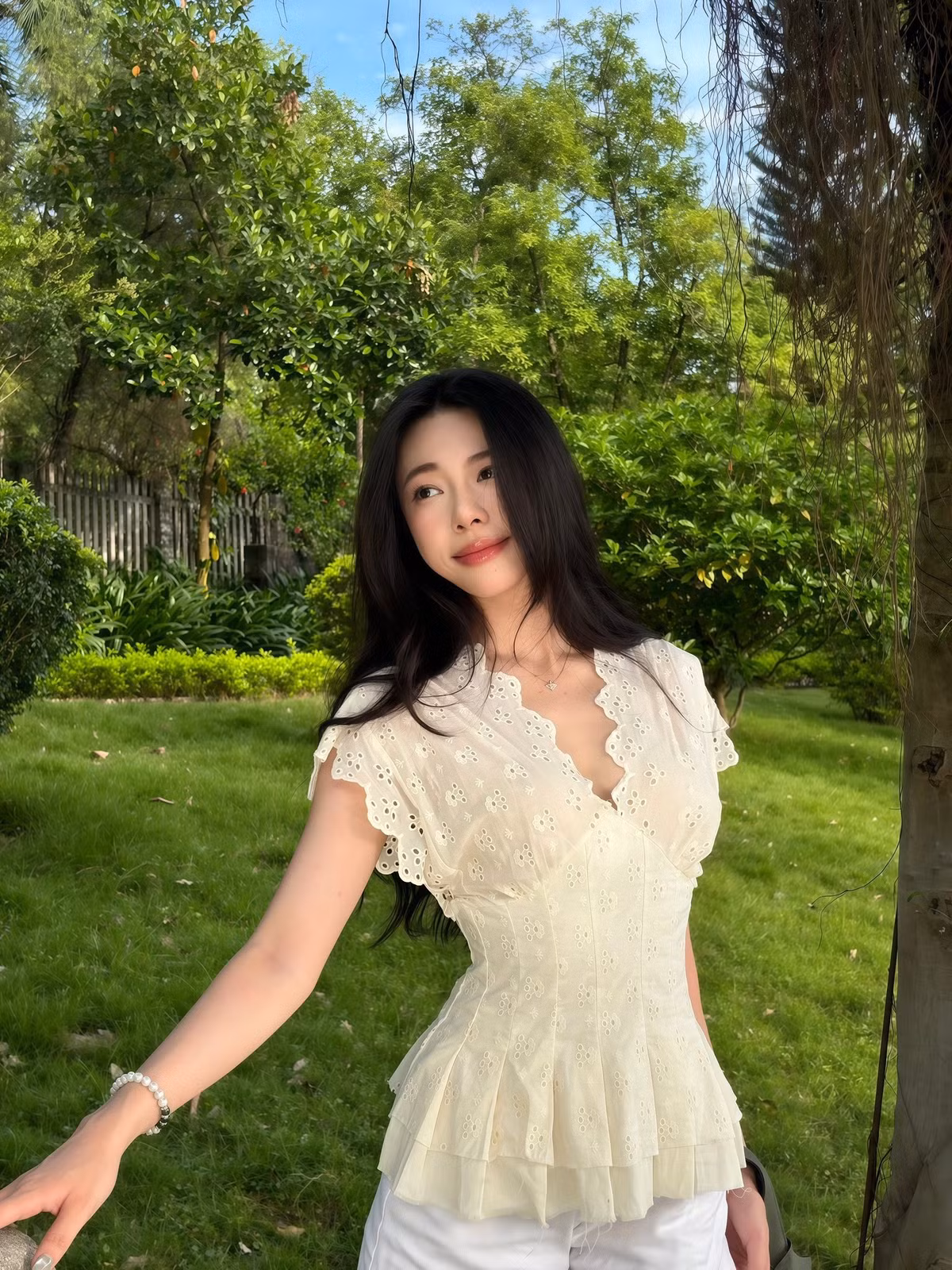 Nhiều người cũng đã nhanh chóng tìm ra danh tính nhân vật chính của những bức ảnh. Đó là Nguyễn Kim Oanh - một hot girl mạng được khá nhiều bạn trẻ yêu mến.