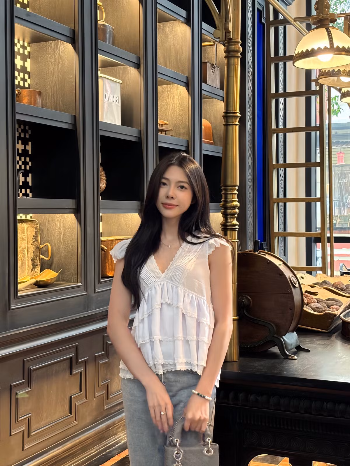 Kim Oanh sở hữu vẻ ngoài xinh xắn, phong cách thời trang nữ tính, nhẹ nhàng.