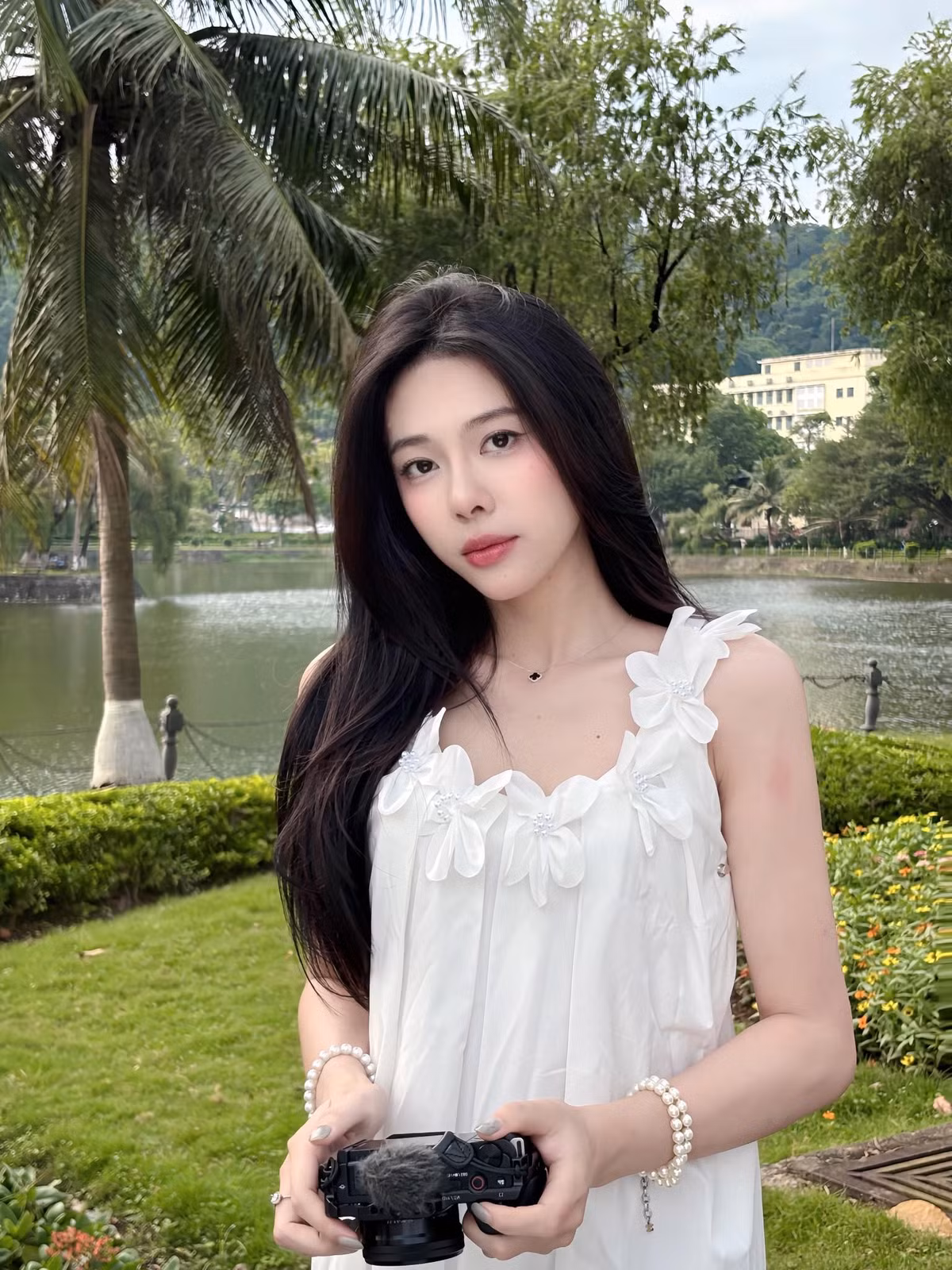 Giữa thời đại mà các hot girl thường xuất hiện với hình ảnh sang chảnh, thời thượng hay gợi cảm, loạt ảnh "thôn nữ" này của cô gái đã tạo nên một làn gió mới mẻ và khác biệt.