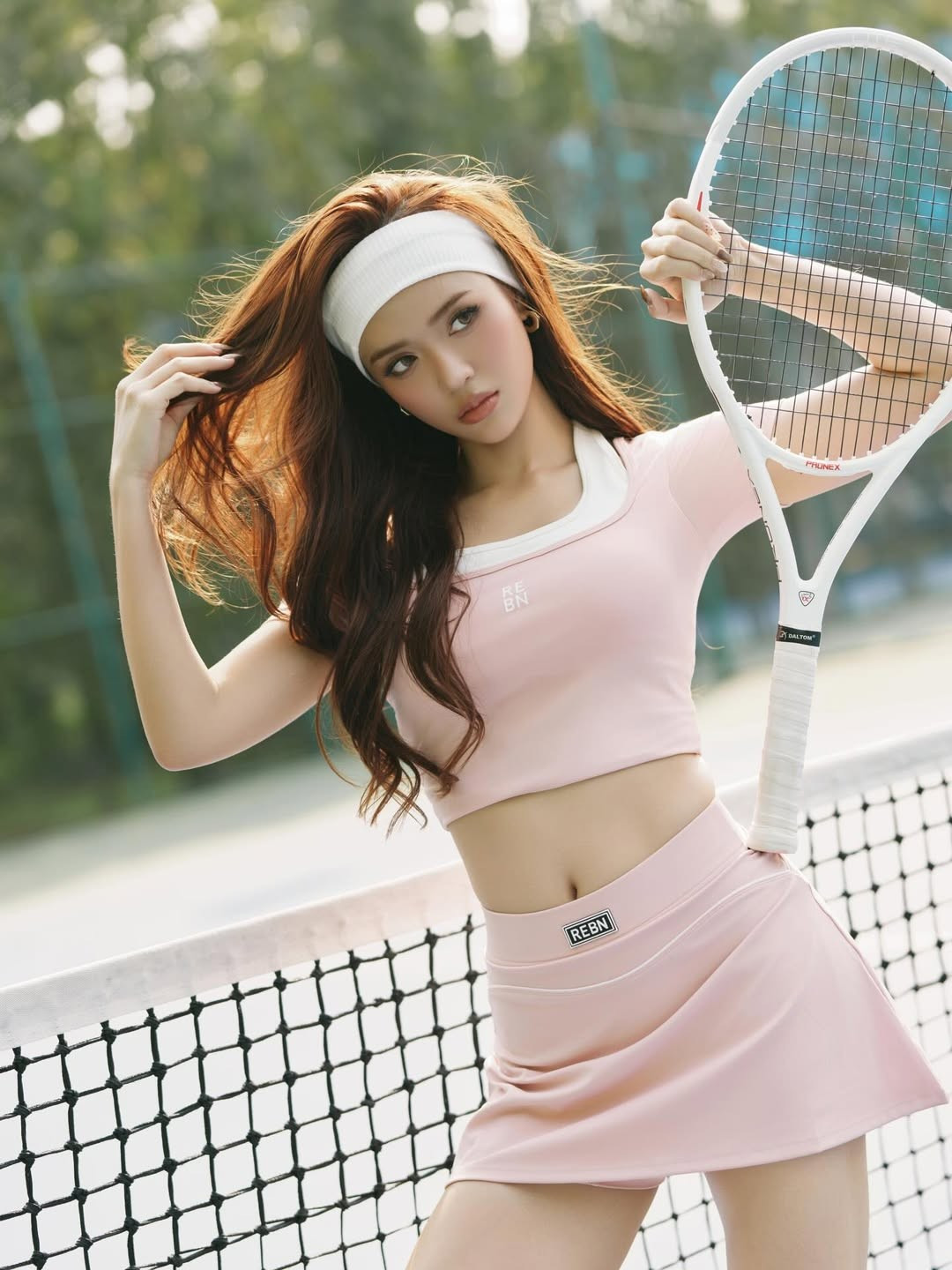 Đăng tải bộ ảnh mới đầy năng động nhưng không kém phần quyến rũ trên sân tennis, hot girl Mai Hà Hoàng Yến khiến người đối diện không thể rời mắt. (Ảnh: IGNV)