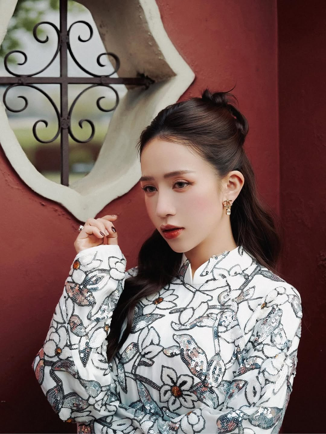 Joyce Phạm nhận được nhiều lời khen ngợi bởi gương mặt thanh tú, lối trang điểm tông cam đào trẻ trung nhưng vẫn toát lên vẻ quyền quý, kiêu sa. (Ảnh: IGNV)