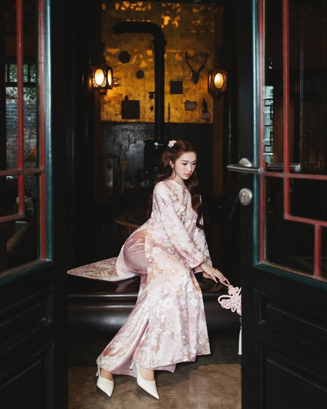 Mỗi bộ trang phục đều mang một nét riêng, tôn lên vẻ đẹp đài các nhưng không kém phần trẻ trung của cô nàng. (Ảnh: IGNV)