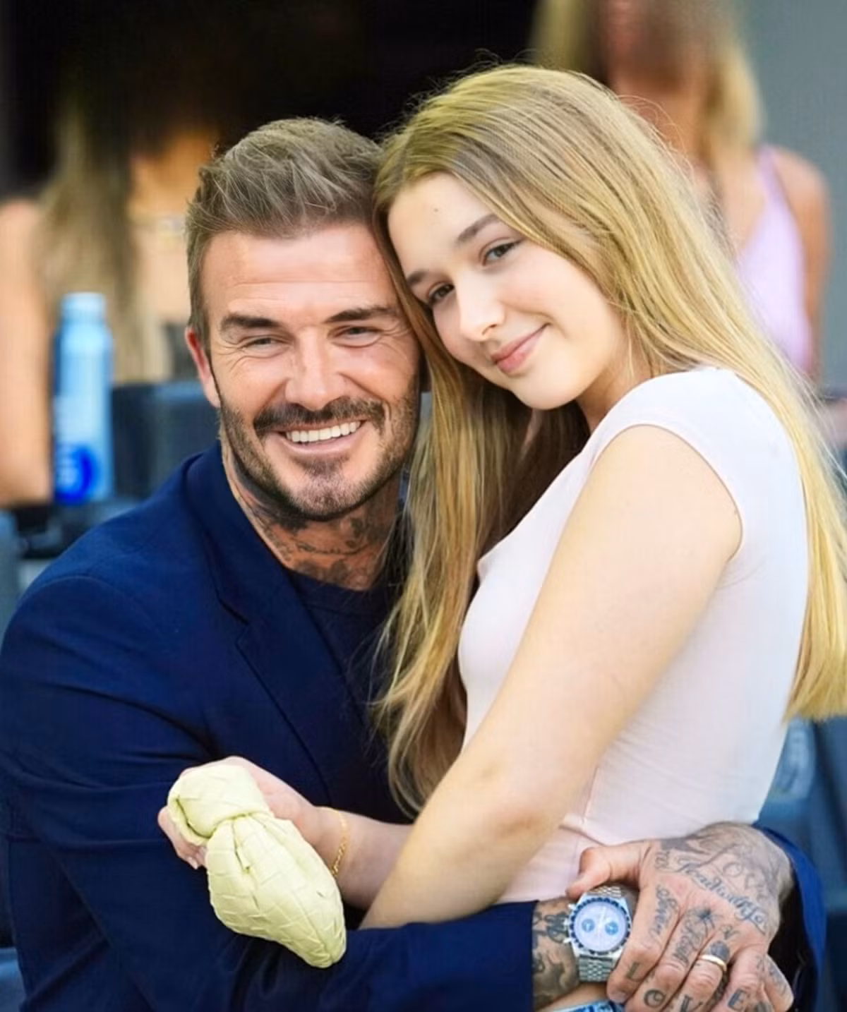 Mới đây trên trang cá nhân, David Beckham vừa "xả" loạt ảnh hiếm chúc mừng sinh nhật cô con gái nhỏ Harper Seven. Những hình ảnh này đánh dấu chặng đường trưởng thành của Harper Seven Beckham, từ khi còn là em bé ẵm ngửa cho đến nay đã trở thành thiếu nữ xinh đẹp.