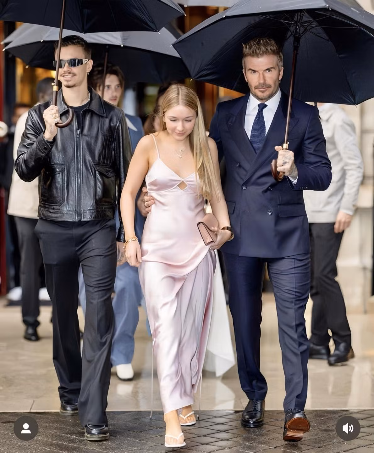 Trong vài năm trở lại đây, Harper ngày càng chiếm trọn spotlight mỗi khi xuất hiện cùng gia đình Beckham tại các sự kiện lớn nhỏ. Cô nàng sở hữu gương mặt thanh thoát, làn da trắng hồng và nụ cười tươi sáng thừa hưởng từ ba mẹ.