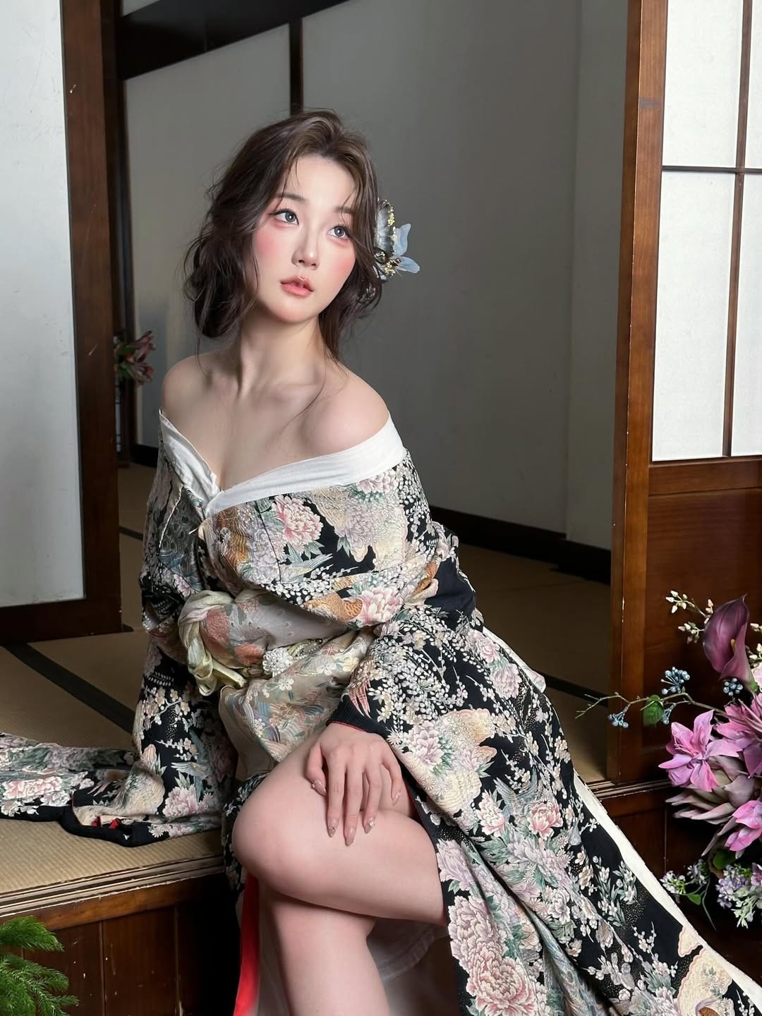 Trong bối cảnh đậm chất Nhật Bản với phòng trải chiếu tatami và bức tranh thủy mặc, Kiittwy thể hiện thần thái vừa mơ màng, vừa kiều diễm. (Ảnh: IGNV)