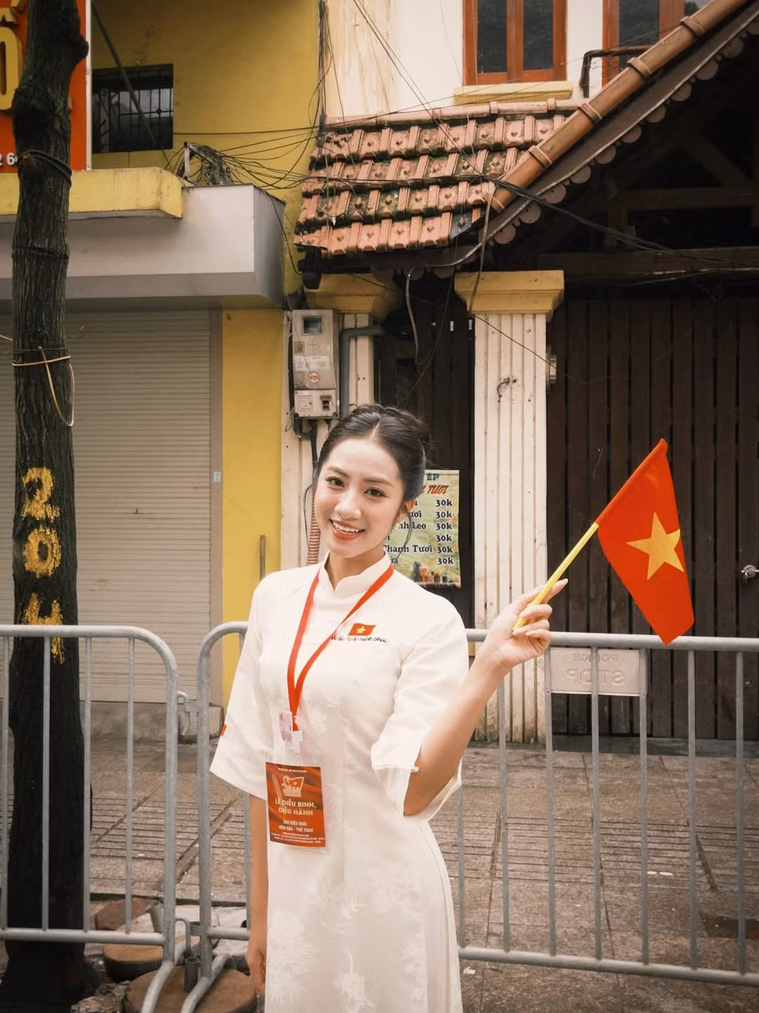 Với chiếc áo dài giản dị nhưng vẫn tôn lên vóc dáng, cô mang đến một hình ảnh trong sáng, gần gũi. Được biết,cô vừa trở về Hà Nội sau khi tham gia dự án nghệ thuật tại Sa Pa.(Ảnh: IGNV)