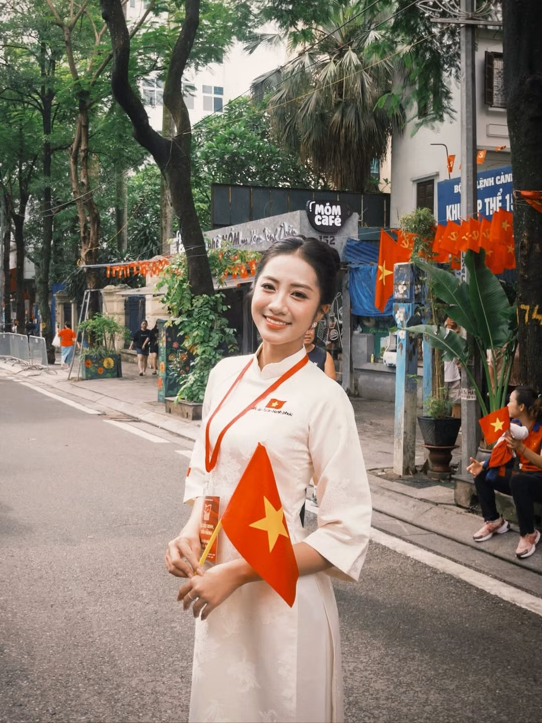 Hà Trúc Linh dịu dàng và thanh lịch trong chiếc áo dài trắng tinh khôi. Cô thể hiện sự duyên dáng và nhẹ nhàng của người con gái Việt. (Ảnh: IGNV)