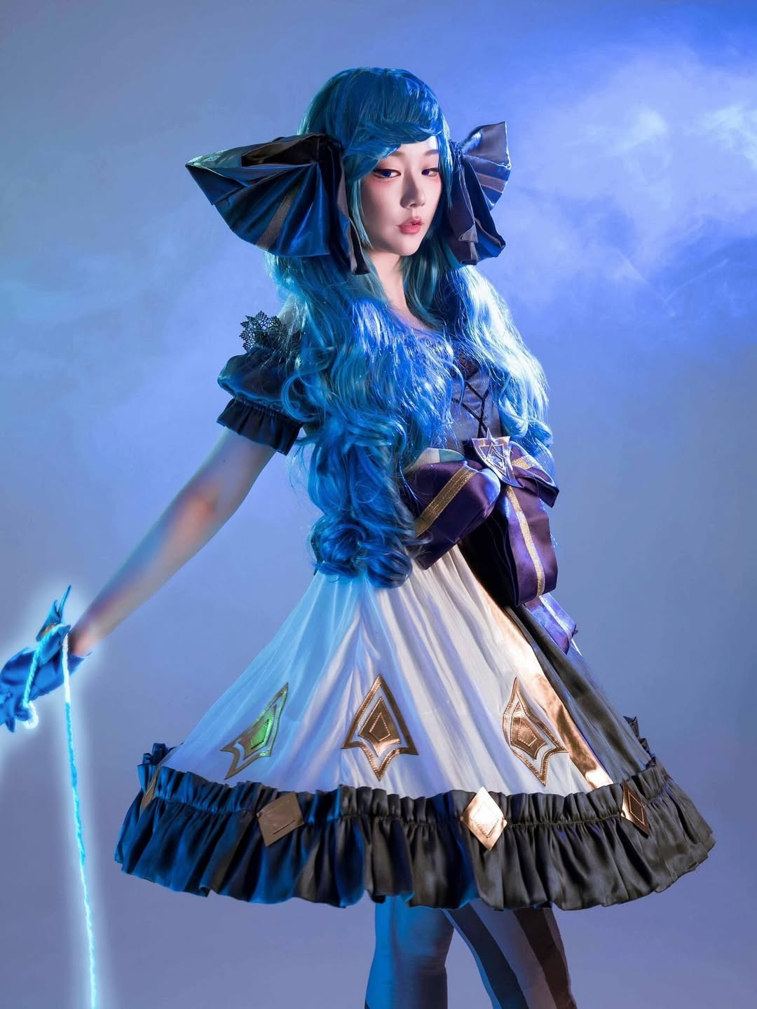 Gwen - Búp Bê Thần Thánh, là nhân vật gắn liền với những cuộn len và cây kéo lớn. Kiittwy đã mang đến một phiên bản Gwen vừa đáng yêu vừa huyền ảo. (Ảnh: IGNV)