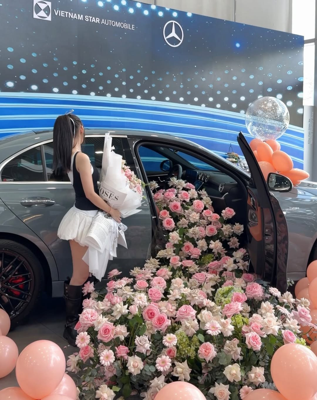 Trong không khí rộn ràng của những ngày cận Tết nguyên đán 2026, nữ diễn viên Thúy Kiều - gương mặt quen thuộc của nhóm hài tỷ view FAPtv - đã khiến người hâm mộ không khỏi trầm trồ khi chính thức nhận bàn giao chiếc xế hộp hạng sang ngay dịp sinh nhật tuổi 32. (Ảnh: IGNV)