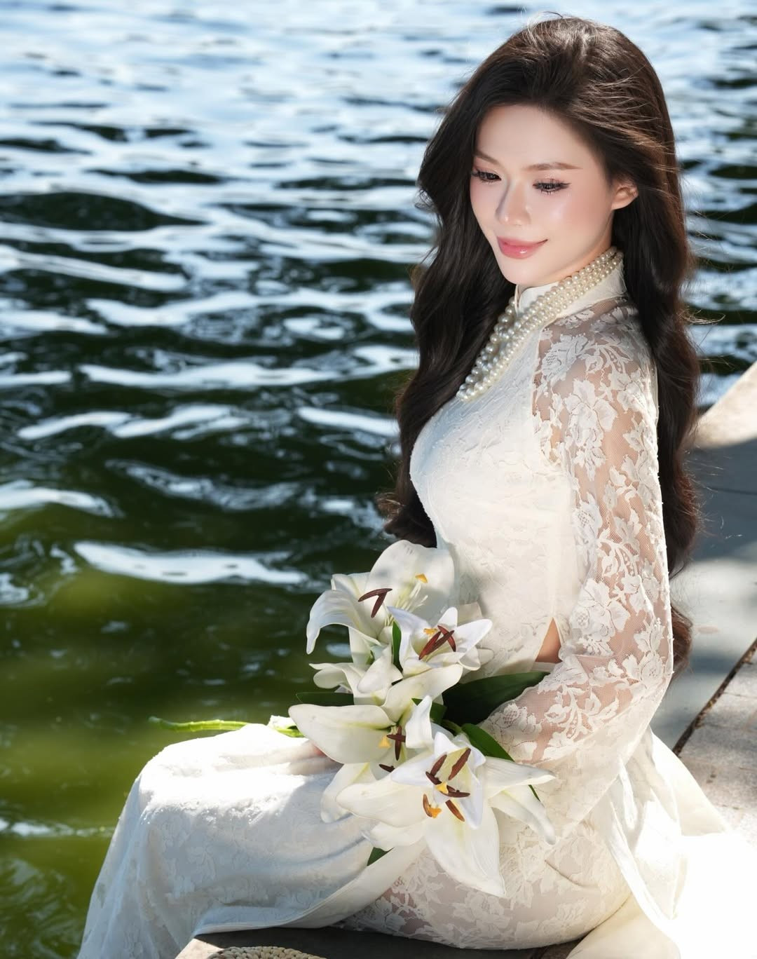 Giữa tiết trời Hà Nội cuối năm trong trẻo, vẻ đẹp dịu dàng nhưng không kém phần sắc sảo của mỹ nhân sinh năm 2001 đã tạo nên một sức hút khó cưỡng. (Ảnh: IGNV)