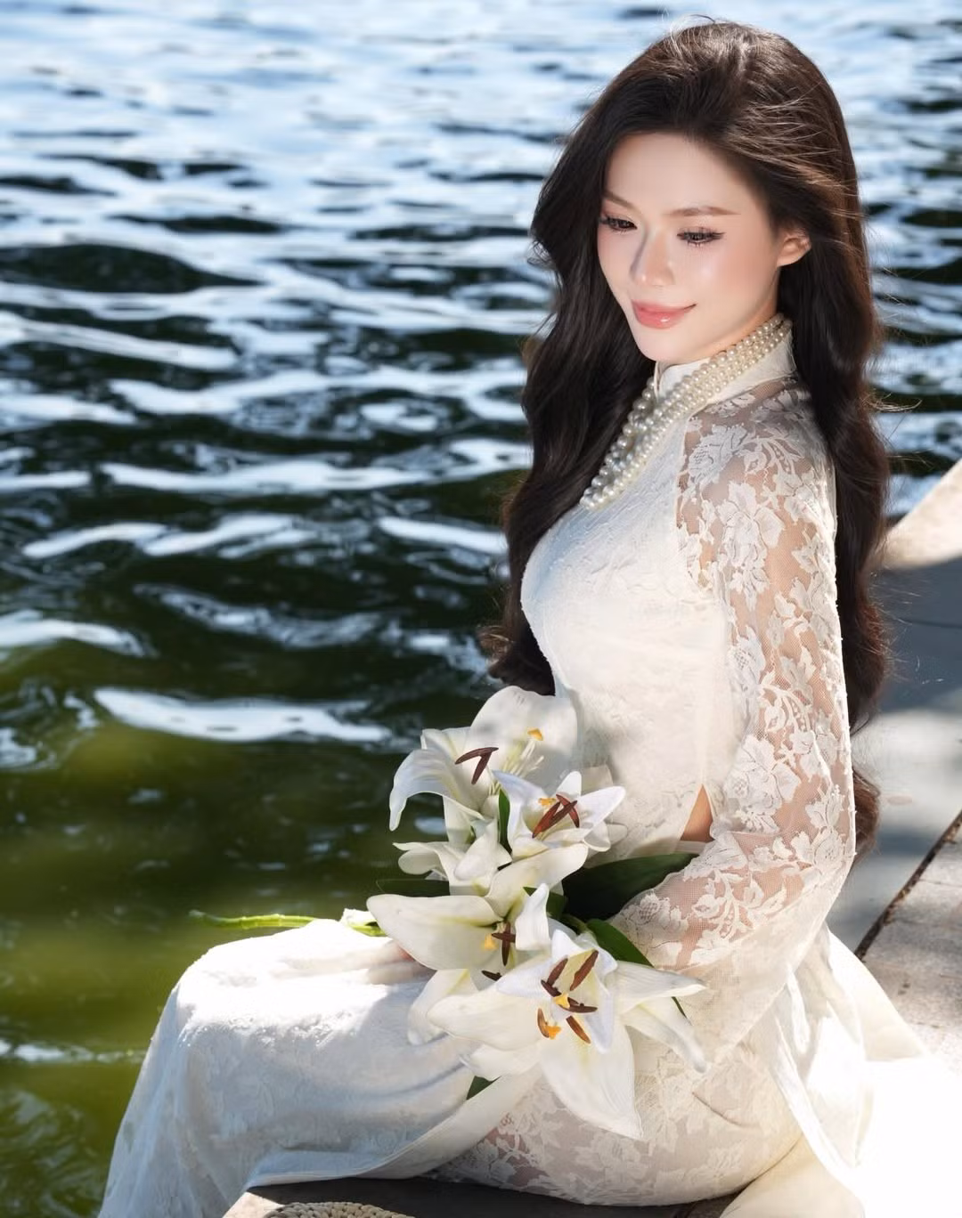 Giữa tiết trời Hà Nội cuối năm trong trẻo, vẻ đẹp dịu dàng nhưng không kém phần sắc sảo của mỹ nhân sinh năm 2001 đã tạo nên một sức hút khó cưỡng. (Ảnh: IGNV)