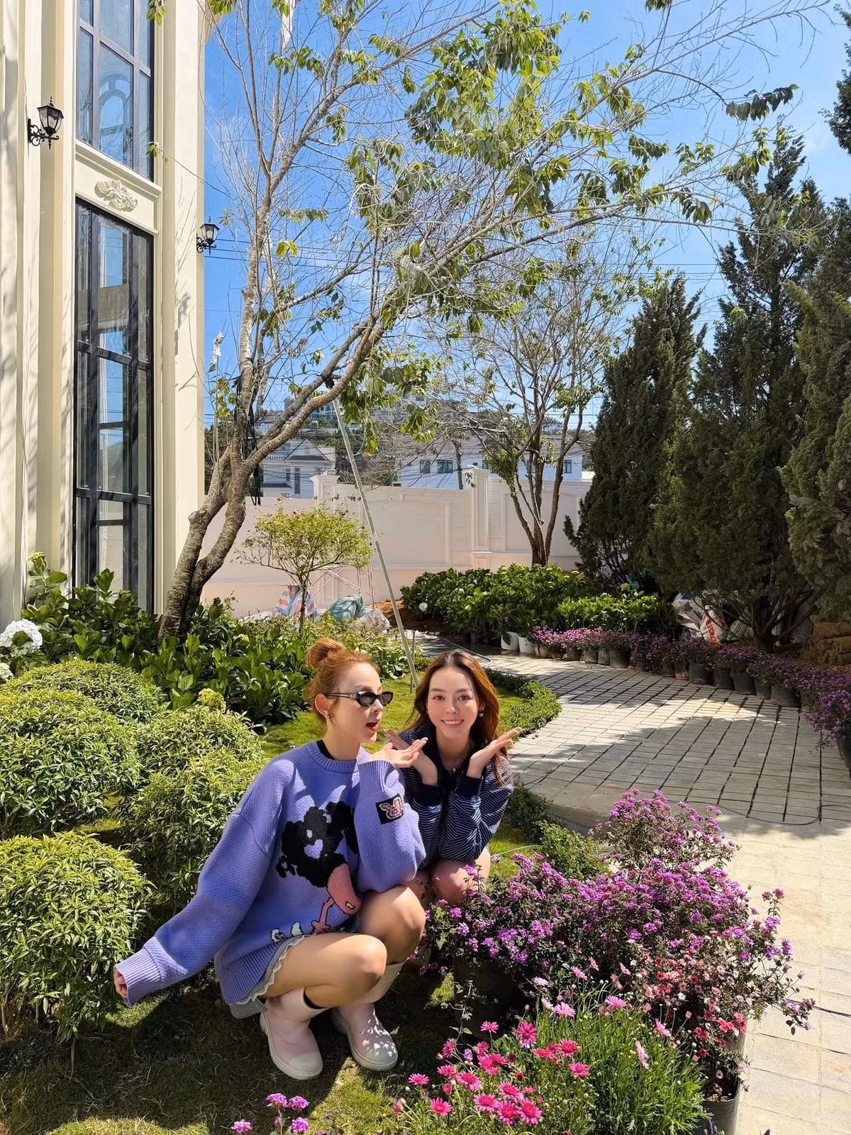 Mới đây, trên trang cá nhân, "chị đẹp" Huyền Baby đã khiến cộng đồng mạng không khỏi trầm trồ khi đăng tải loạt ảnh check-in tại một không gian sống cực kỳ sang chảnh bên cạnh người bạn thân của mình. (Ảnh: IGNV)