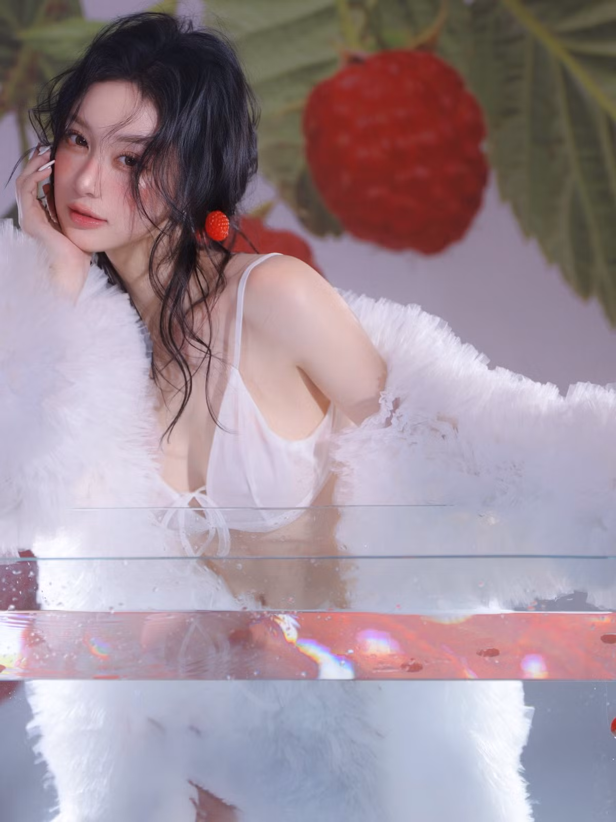 Jun Vũ một lần nữa khiến người hâm mộ phải trầm trồ trước vẻ đẹp mong manh nhưng không kém phần quyến rũ trong bộ ảnh mới nhất. Không đi theo lối mòn quen thuộc, lần này, nữ diễn viên “Tháng năm rực rỡ” mang đến một sự pha trộn đầy thú vị giữa nét ngây thơ trong trẻo và vẻ táo bạo đầy lôi cuốn, tạo nên một tổng thể "gây thương nhớ".