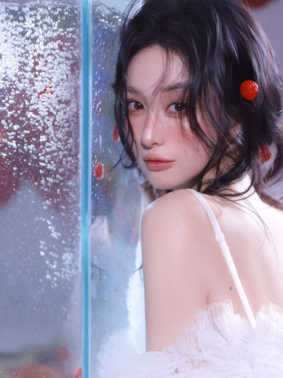 Không phô trương quá đà, vẻ gợi cảm của Jun Vũ trong bộ ảnh lần này đến từ những chi tiết tinh tế, sự đối lập giữa sắc trắng tinh khôi của trang phục cùng màu đỏ nổi bật của những phụ kiện.