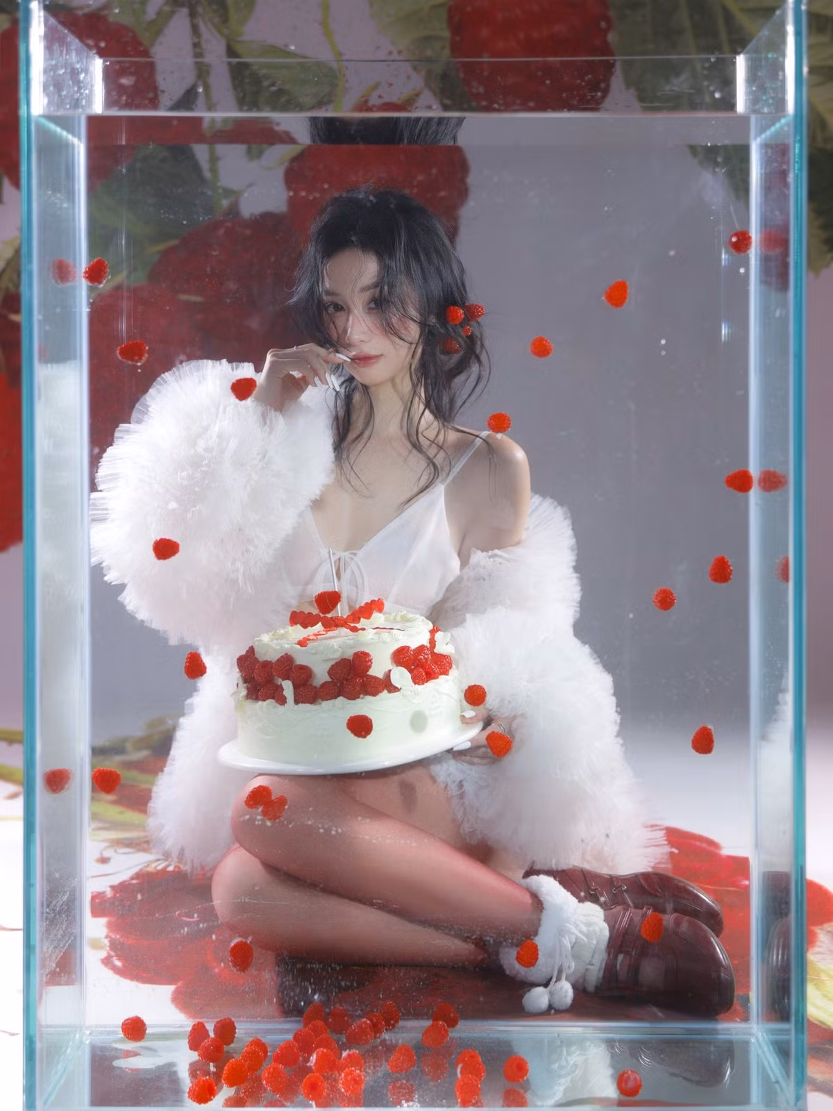 Tuy nhiên, sự "táo bạo" lại được khéo léo lồng ghép thông qua cách lựa chọn nội y gợi cảm, ẩn hiện sau lớp trang phục mỏng manh.