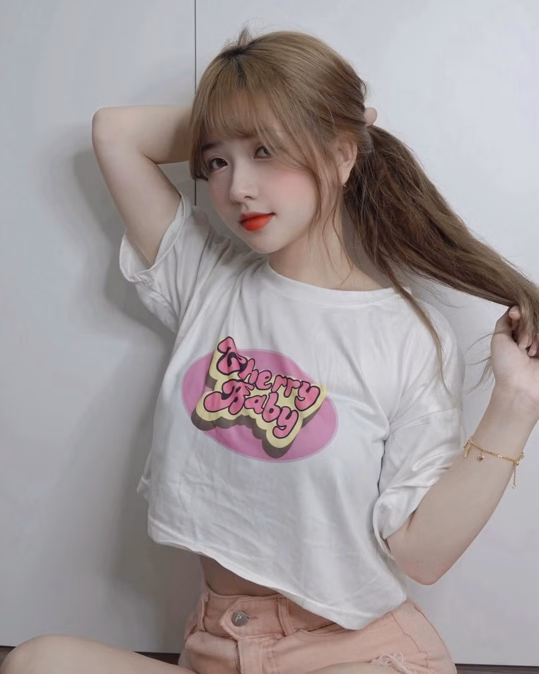 Xuất hiện trong chiếc crop-top trắng in hình bắt mắt kết hợp cùng quần short cạp cao màu nude, Thùy Trang khéo léo khoe trọn vòng eo thon gọn và làn da trắng mịn không tì vết.