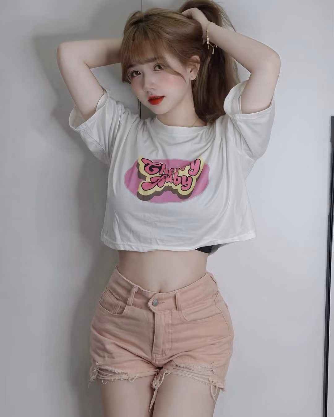 Đặc biệt, biểu cảm vừa ngây thơ vừa quyến rũ của Thùy Trang khiến cư dân mạng phải thốt lên: “Không tin nổi đây là cô gái từng bị body-shaming ngày nào!”.