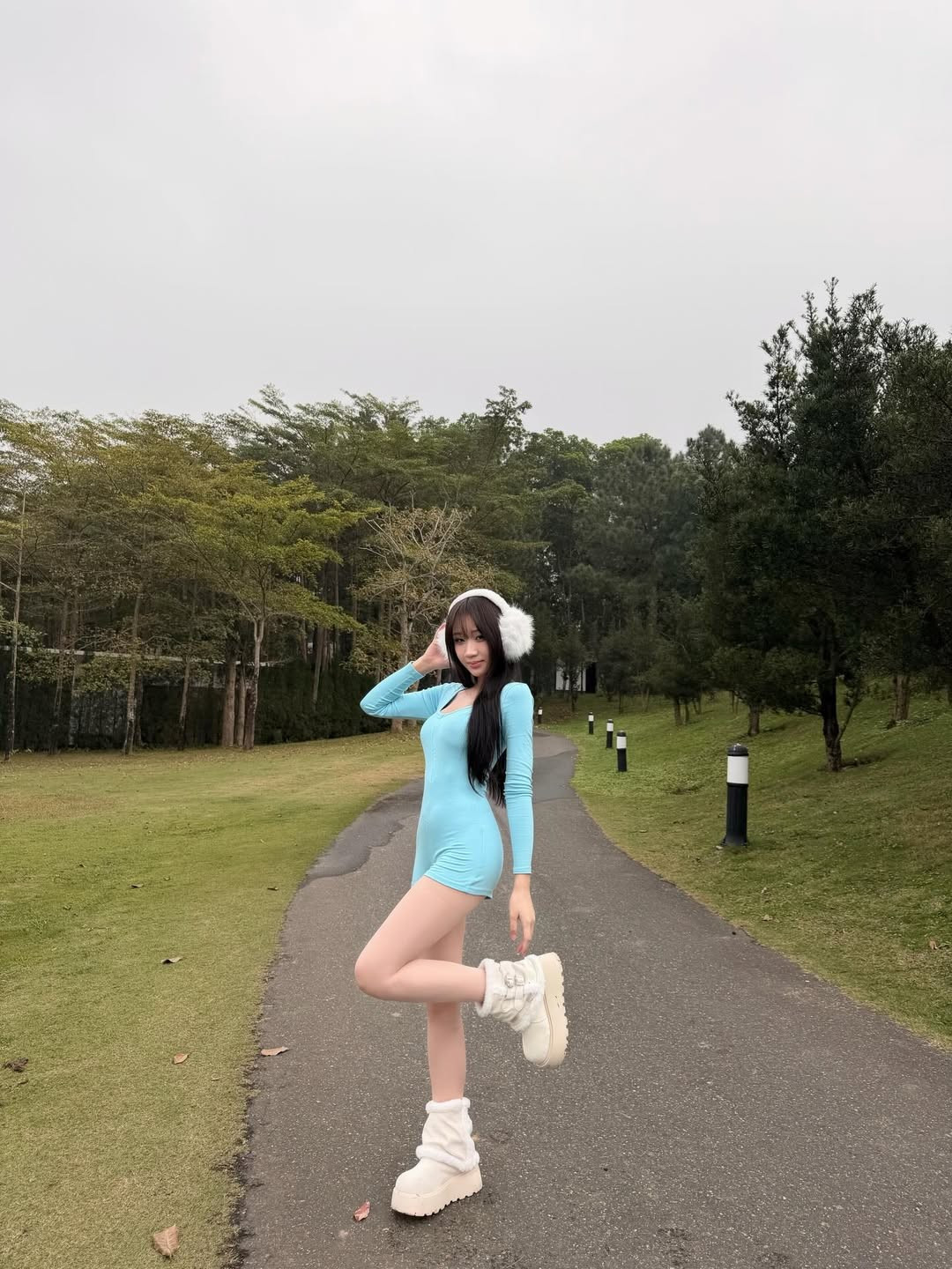 Thiết kế bó sát giúp Lan Anh khoe trọn lợi thế hình thể: từ vòng eo "con kiến" đến đôi chân dài miên man. (Ảnh: IGNV)