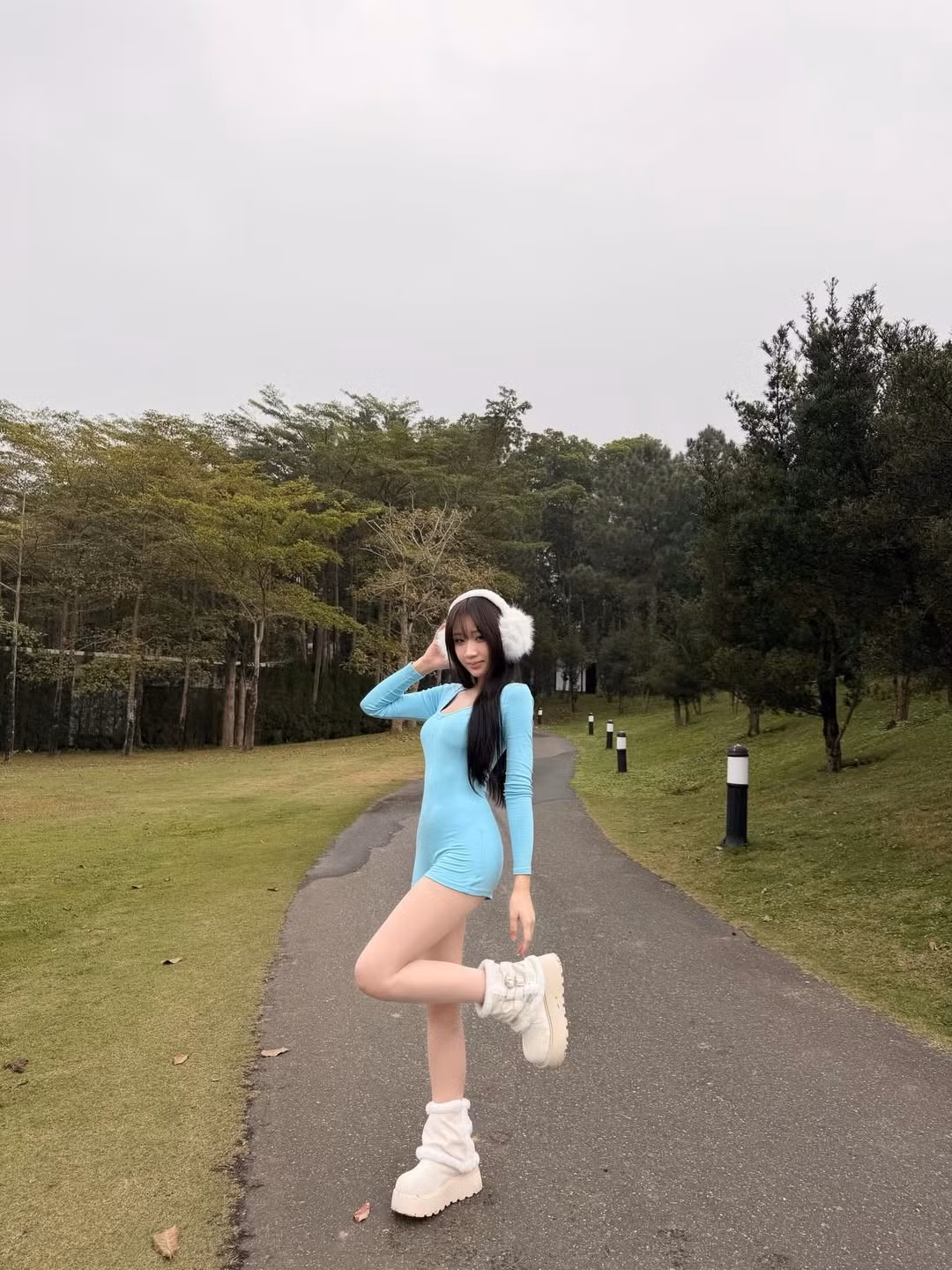 Thiết kế bó sát giúp Lan Anh khoe trọn lợi thế hình thể: từ vòng eo "con kiến" đến đôi chân dài miên man. (Ảnh: IGNV)