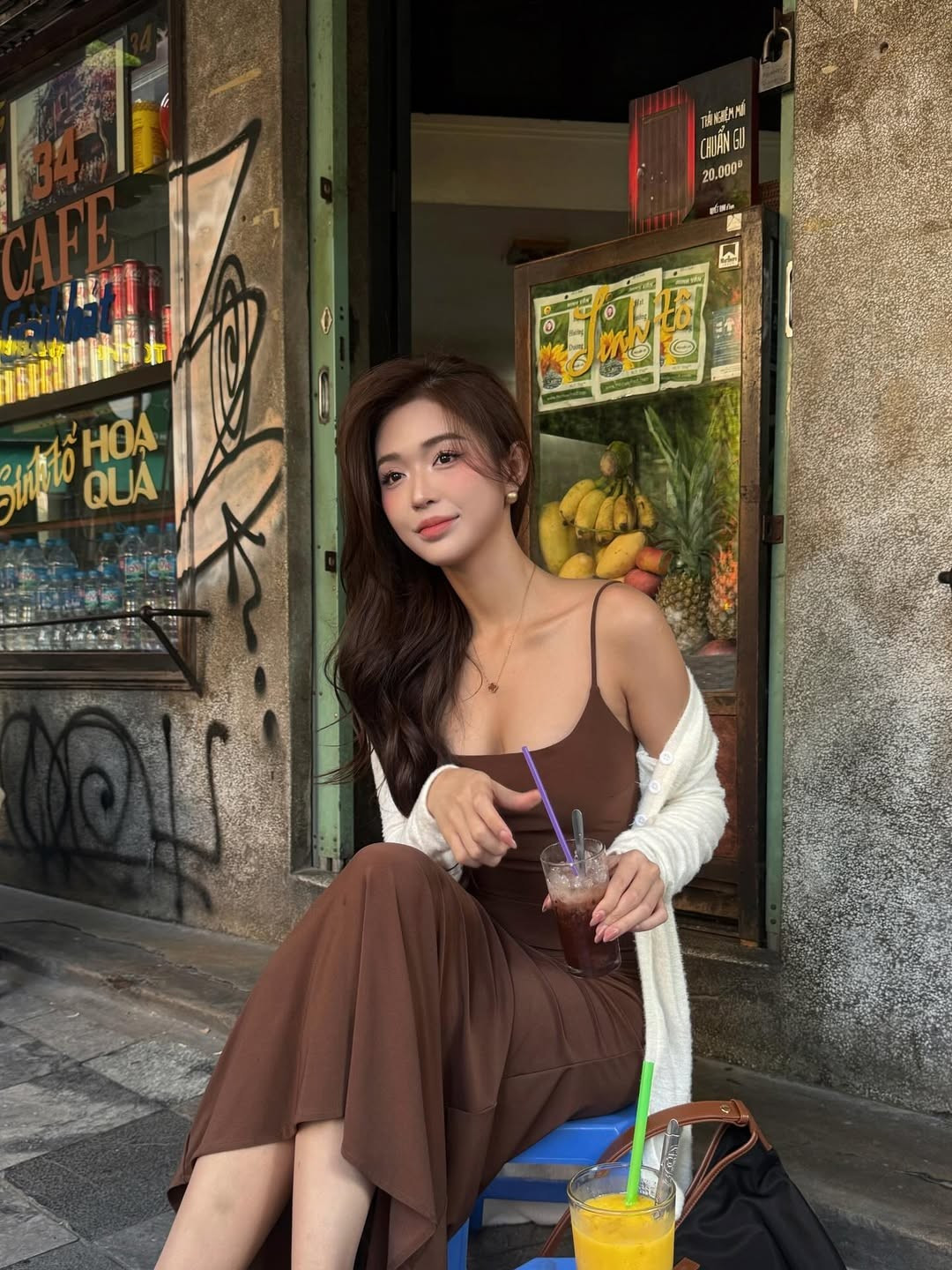 Mai Hà Hoàng Yến (sinh năm 2002, Biên Hòa) không phải là cái tên xa lạ với cư dân mạng. Cô nàng từng gây bão khắp các diễn đàn vào năm 2018 chỉ nhờ một đoạn clip ngắn 10 giây quay lén cảnh cô che nắng cho bạn thân. (Ảnh: IGNV)