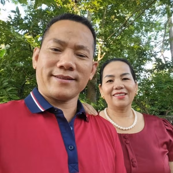 Những ngày vừa qua, câu chuyện cặp vợ chồng ông ông Hoàng Văn Thịnh (52 tuổi) và bà Nguyễn Thị Sâm (52 tuổi, Nghệ An) có 16 người con chung khiến mạng xã hội xôn xao. Trong số 16 người con, ông Thịnh bà Sâm có 9 con gái, 7 con trai, đến nay ông bà cũng có 19 cháu nội, ngoại.