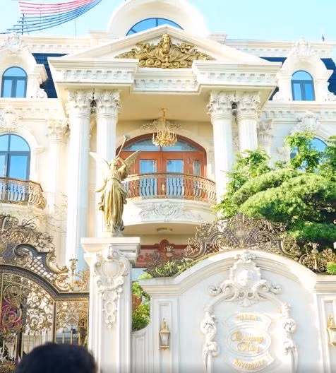 Kinh doanh thuận lợi, cuộc sống gia đình dư dả, các con nhỏ được chăm sóc đầy đủ hơn. Các con lớn học đến đại học, con nhỏ noi gương cố gắng học hành chăm chỉ. Cả nhà sống trong cơ ngơi khang trang, có ô tô. Ông Thịnh là chủ đầu tư của một loạt dự án bất động sản tại TPHCM. Gia đình còn sở hữu các khách sạn ở Lâm Đồng, TPHCM.