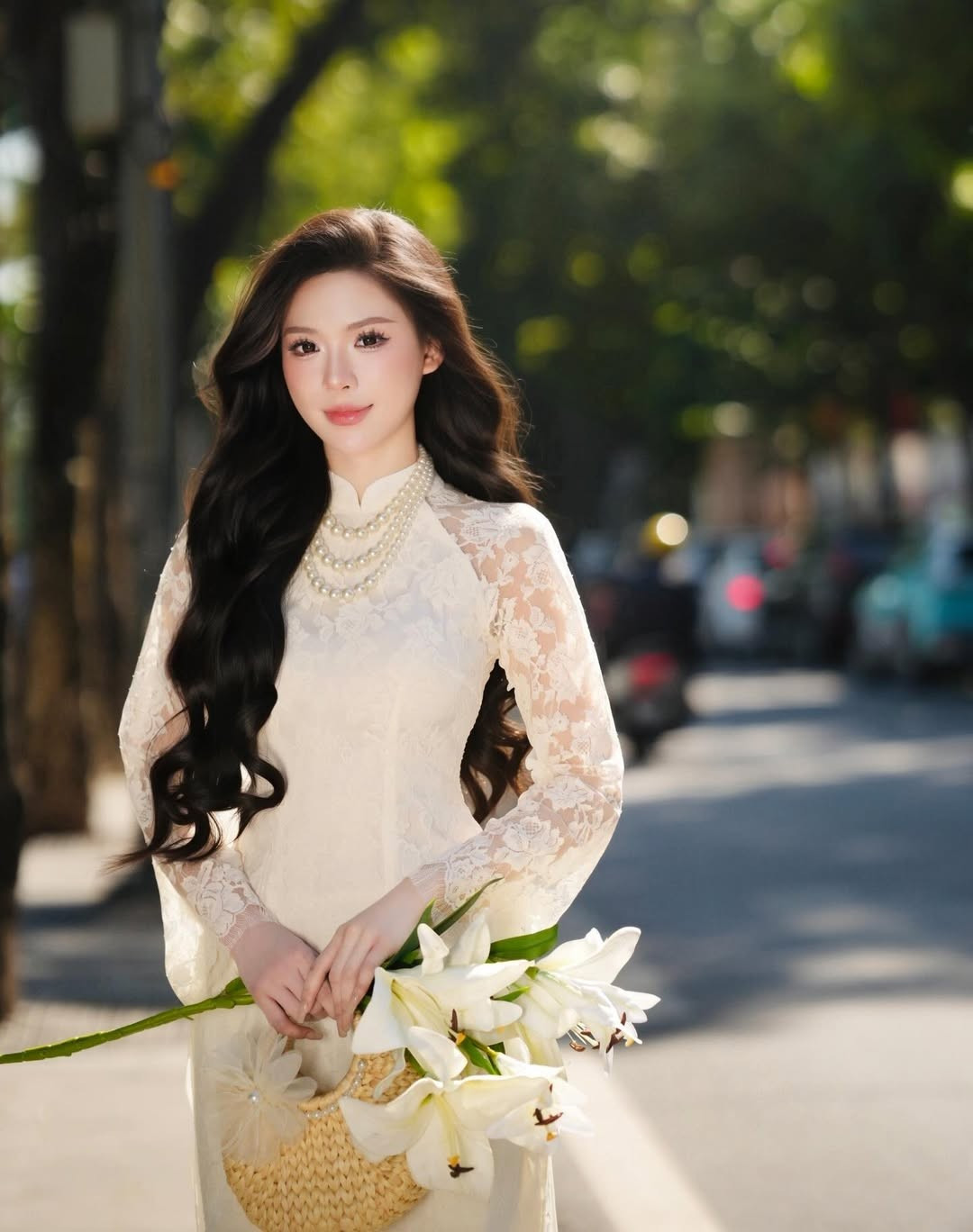 Thiết kế này giúp tôn lên đường nét cơ thể thanh thoát của Hà Thu mà vẫn giữ được sự kín đáo, ý nhị của tà áo dài Việt. (Ảnh: IGNV)