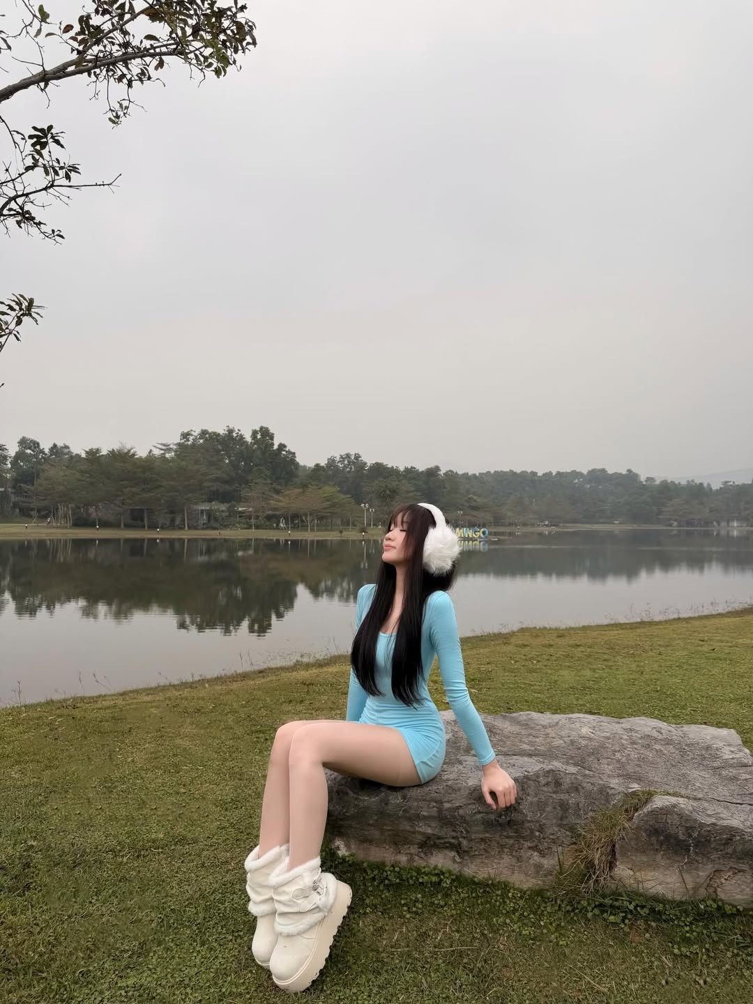 Để tăng thêm "vibe" mùa đông cực nghệ, cô nàng khéo léo kết hợp cùng chụp tai lông vũ trắng muốt và đôi boot "bánh mì" đồng điệu, tạo nên tổng thể vừa cá tính vừa đáng yêu. (Ảnh: IGNV)