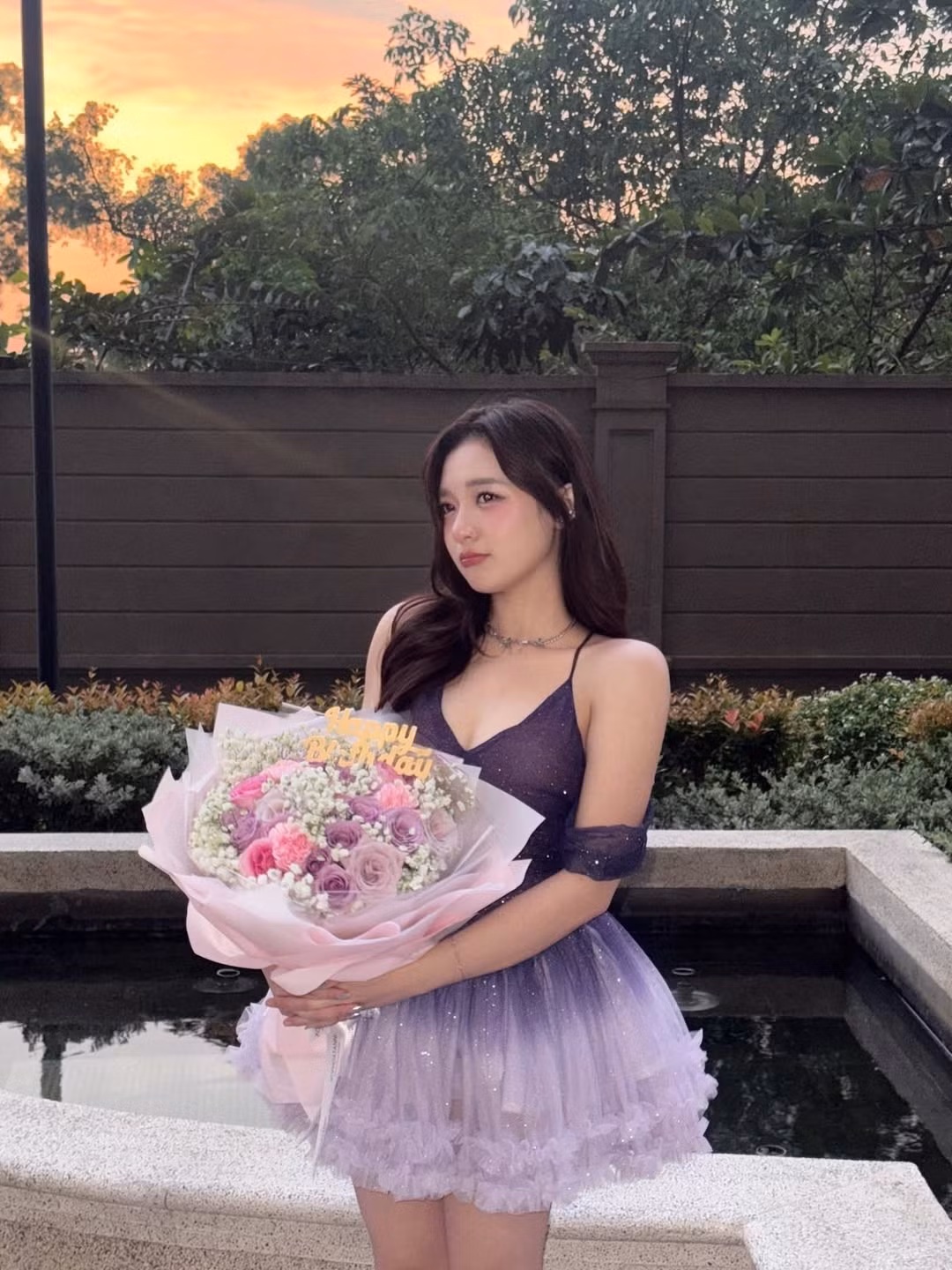 Nữ MC "hot nhất Liên Quân" Vũ Phương Thảo vừa đón tuổi mới với bộ ảnh đầy ấn tuowgnj. Nhan sắc "hack tuổi" cùng phong cách dịu dàng, lộng lẫy của cô nàng đã nhận được cơn mưa lời khen từ người hâm mộ. (Ảnh: IGNV)