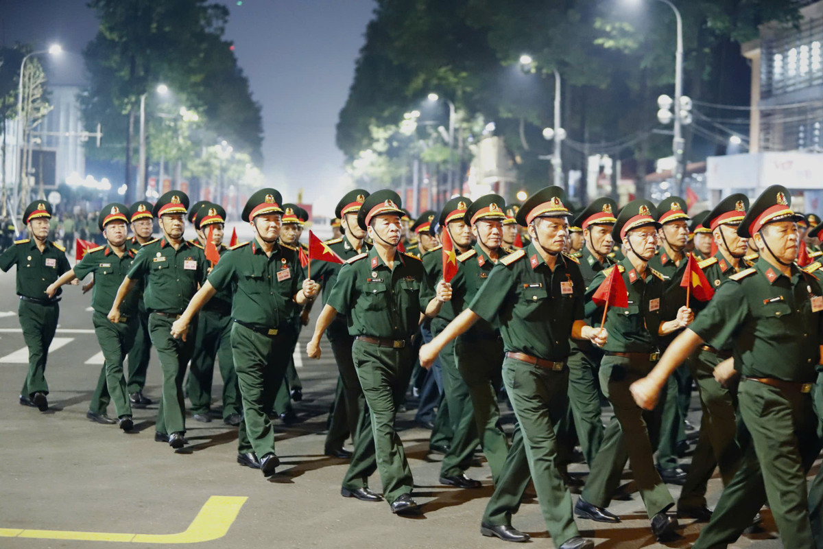 Khối Cựu chiến binh gây xúc động khi rảo bước vào lễ đài. Trong các cuộc kháng chiến vệ quốc vĩ đại của dân tộc, các Cựu chiến binh Việt Nam đã trải qua những năm tháng gian khổ mà lẫy lừng, sẵn sàng chiến đấu, hy sinh vì độc lập tự do của Tổ quốc.