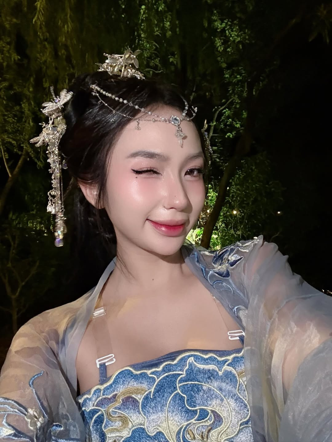 Nhiều người bày tỏ sự thích thú khi thấy cô nàng thử sức với hình ảnh mới, chứng minh được rằng ngoài sự quyến rũ, cô còn sở hữu vẻ đẹp ngọt ngào, khả ái trong trang phục cổ trang. (Ảnh: IGNV)