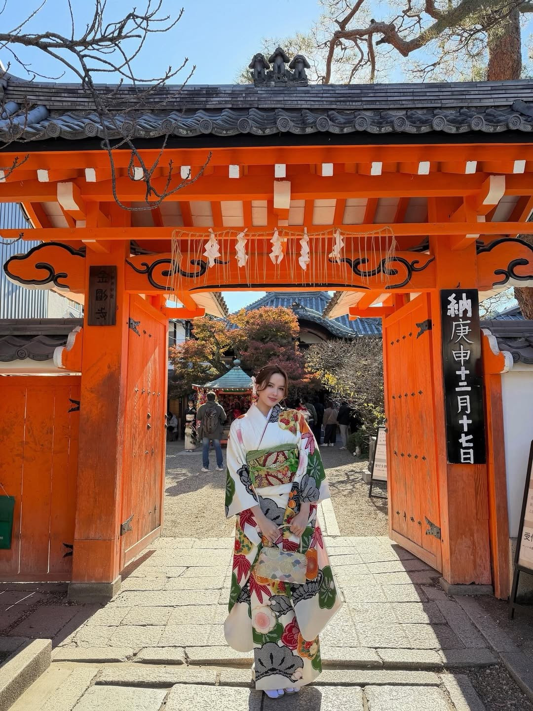 Với bộ ảnh lần này, Thiều Bảo Trâm đã khéo léo khoe trọn vẻ đẹp ngoại hình cùng thần thái ngọt ngào, duyên dáng, nhận được "cơn mưa" lời khen từ người hâm mộ: "Nhìn mà rung động luôn ấy ạ", "Chời ơi cục dàng đây rồi. Hoá ra mấy nay đi chơi đã he. Xinh quá đi thôi". (Ảnh: IGNV)