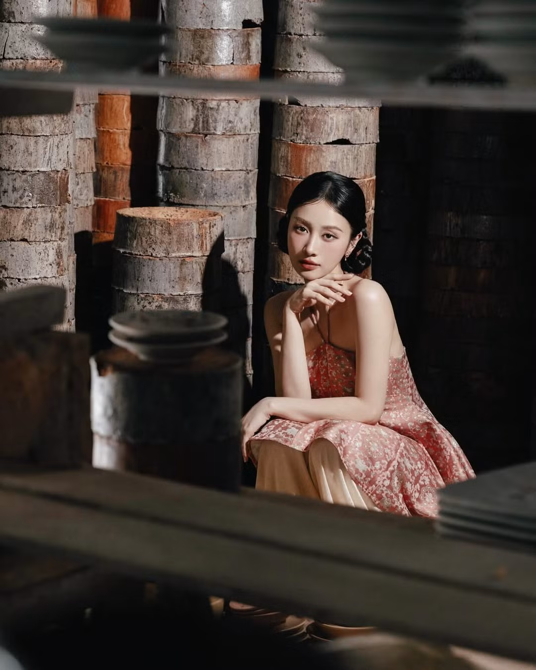 Bộ ảnh không chỉ đơn thuần là khoe sắc, mà còn cho thấy sự tinh tế của Jun Vũ khi lựa chọn làng gốm làm concept chủ đạo. Trong không gian của những nghệ nhân, nơi thời gian như ngưng đọng, sự hiện diện của nữ diễn viên như một cách nhắc nhớ giới trẻ về những giá trị di sản văn hóa đang được gìn giữ qua bao thế hệ. (Ảnh: IGNV)