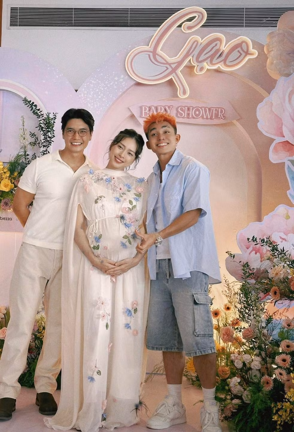 Sự hiện diện của bạn bè cùng với tông màu trang trí ấm áp, ngập tràn hoa tươi đã tạo nên một không gian lãng mạn và ngập tràn tình yêu thương cho buổi tiệc mừng em bé sắp chào đời của Ngô Thanh Vân.