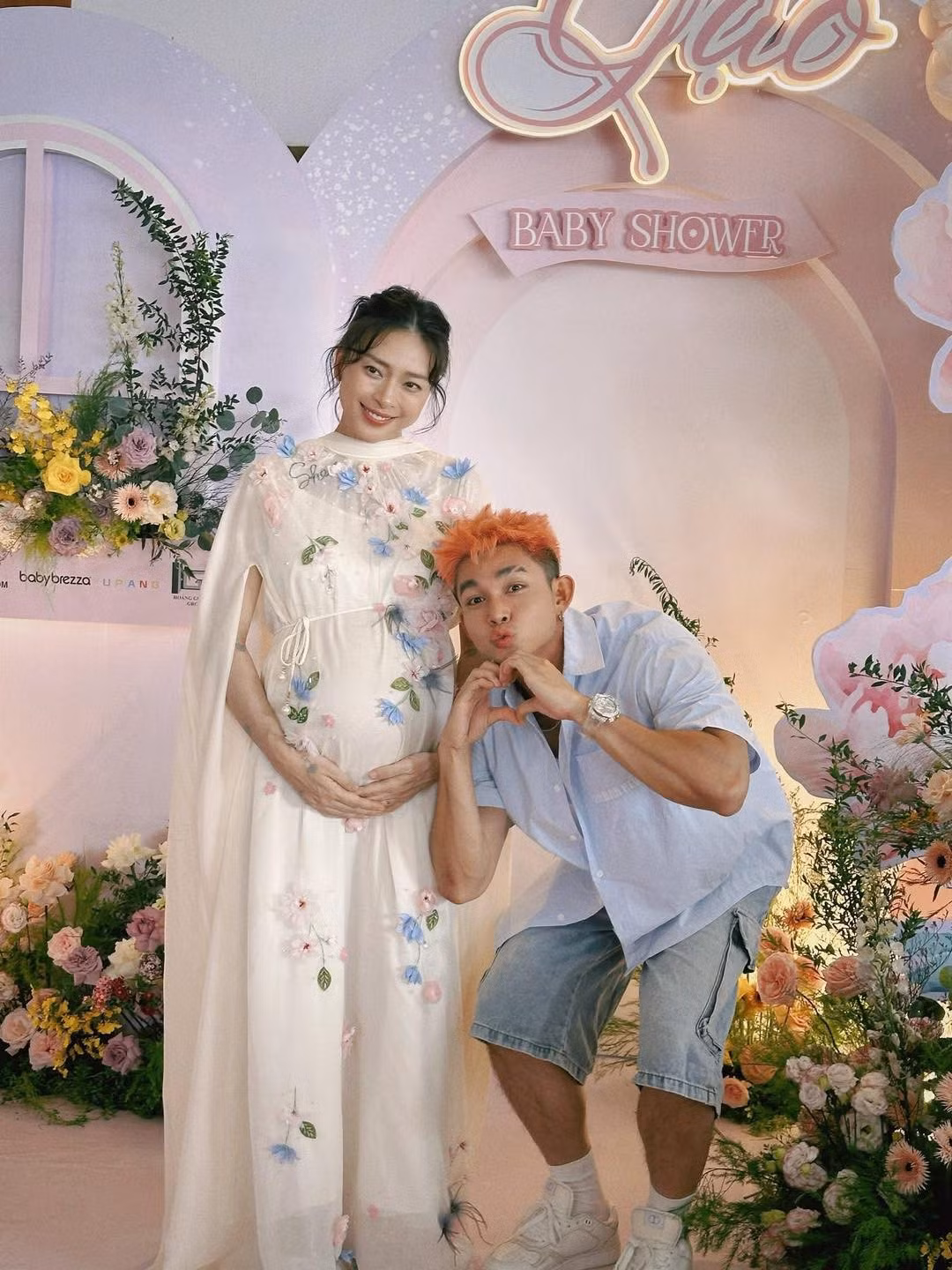 Bữa tiệc thân mật có mặt bạn bè và những người thân thiết với Ngô Thanh Vân, trong đó có Jun Phạm.