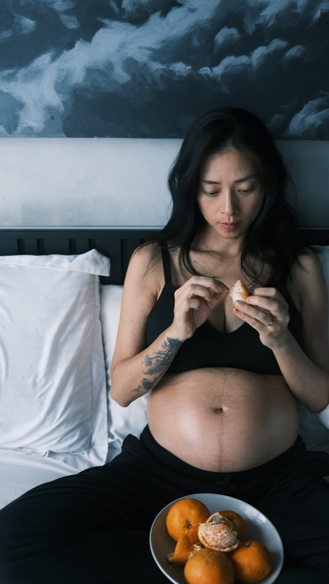 Những vất vả, khó khăn khi bầu bí ở tuổi 46 của nữ diễn viên nhận được nhiều sự đồng cảm từ phía người hâm mộ.