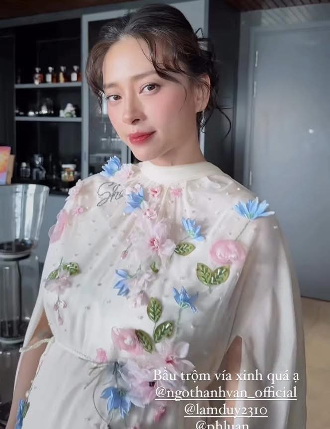 Thiết kế váy suông dài cùng phần tay áo cape đã khéo léo giúp cô khoe trọn vóc dáng mẹ bầu thon gọn nhưng vẫn lộ rõ vòng hai đang lớn dần.