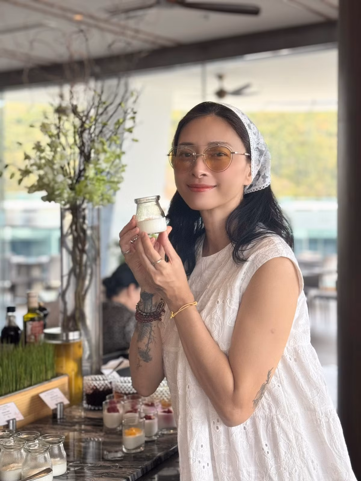 Ngô Thanh Vân thấy may mắn vì luôn có chồng luôn ở bên, canh chừng từng cử động của cô.