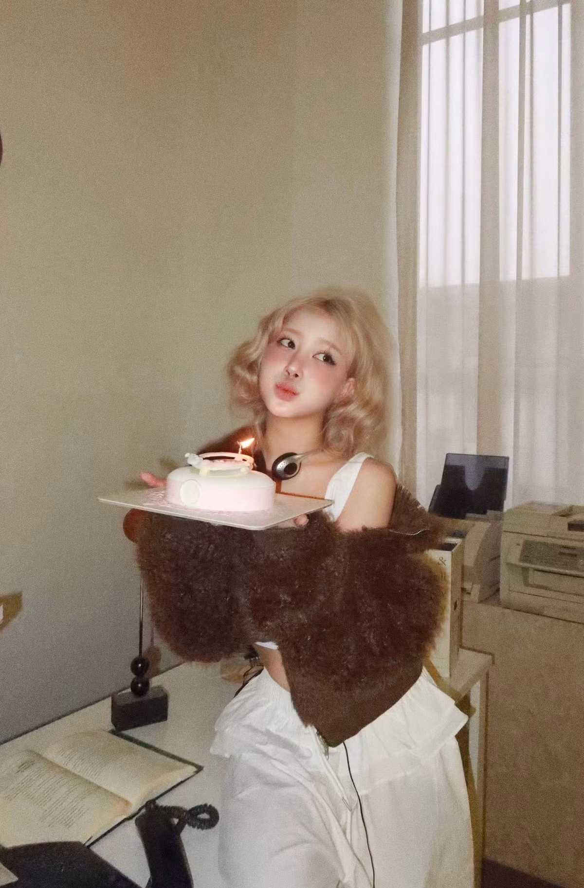 Điều đặc biệt nhất chính là mái tóc bạch kim- đặc điểm giúp cô được ví như "Rosé Việt Nam". Với làn da trắng sáng và đôi mắt to tròn biểu cảm, Huyền Diệu tỏa ra một thần thái vô cùng cuốn hút. (Ảnh: IGNV)