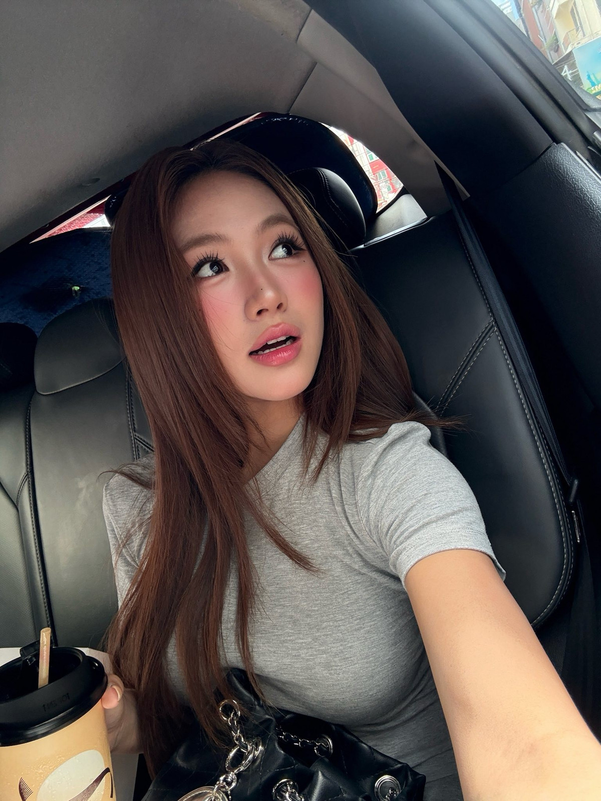 Loạt ảnh này nhanh chóng nhận được hàng loạt lời khen ngợi về vóc dáng cân đối và phong cách thời trang "chuẩn chỉnh" khi chơi thể thao. (Ảnh: FBNV)