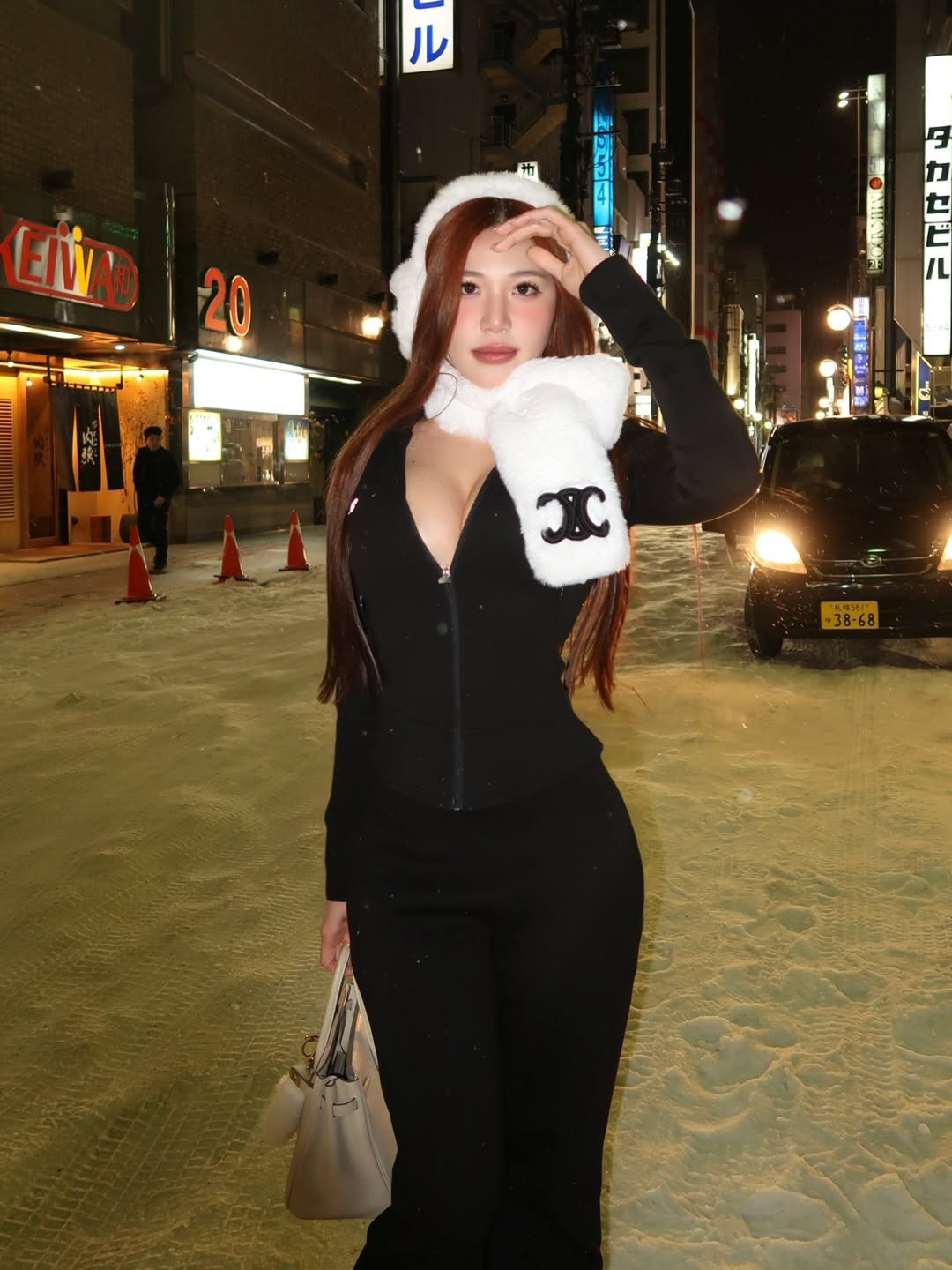 Cô thường diện những trang phục cắt xẻ táo bạo, triệt để khoe đường cong cơ thể. (Ảnh: IGNV)