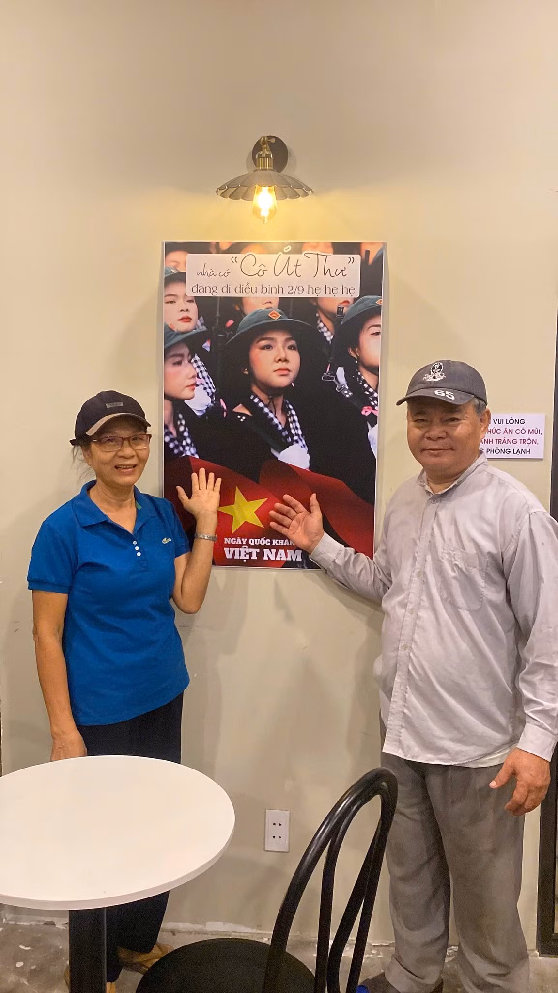 Tham gia diễu binh 2/9, Đồng An Thư (SN 2000) trở thành hiện tượng mạng với biệt danh "Út Thư", nổi rần rần trên TikTok sau khi hình ảnh cô nàng được gia đình "tiếp thêm sức mạnh" với cách vô cùng đặc biệt được chia sẻ rộng rãi. (Ảnh: Fb An Thư Đồng)