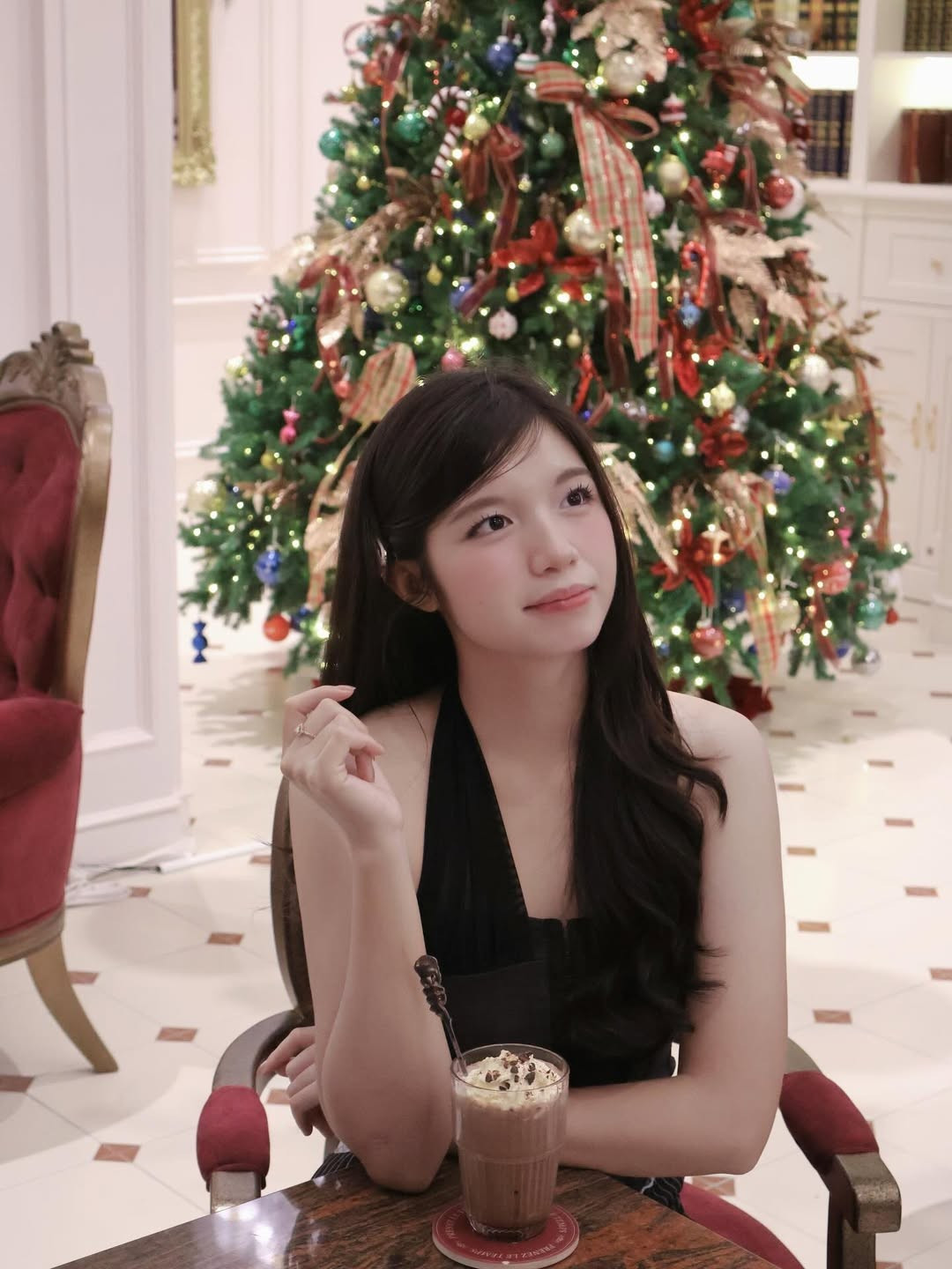 Khác hẳn với vẻ nghiêm nghị, rắn rỏi khi khoác lên mình bộ quân phục hay bộ đồ rằn ri đặc nhiệm, Bảo Chinh trong bộ ảnh mới nhất lại mang đến một làn gió hoàn toàn khác - nhẹ nhàng, kiêu sa và đầy nữ tính. (Ảnh: IGNV)